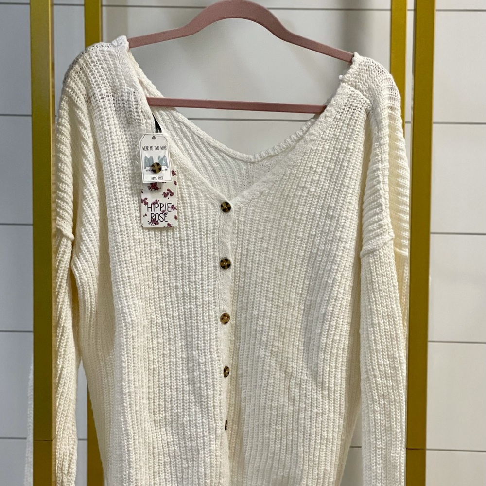 Brand New Sweater with tags attached. I LOVE this sweater.I own one in my size❤️
